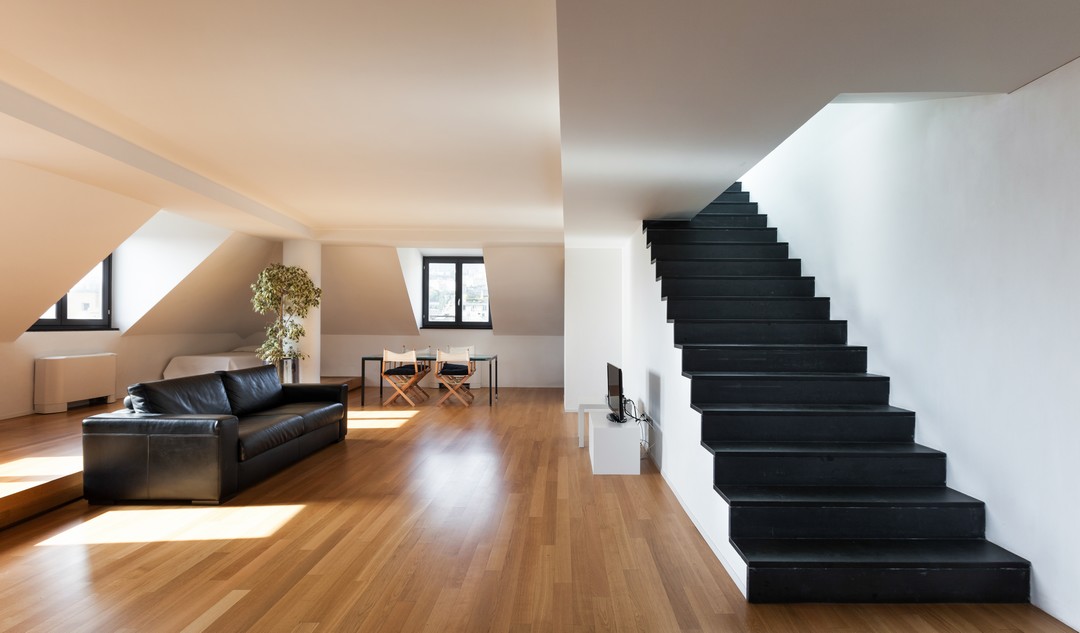 Escalier noir droit dans un salon.