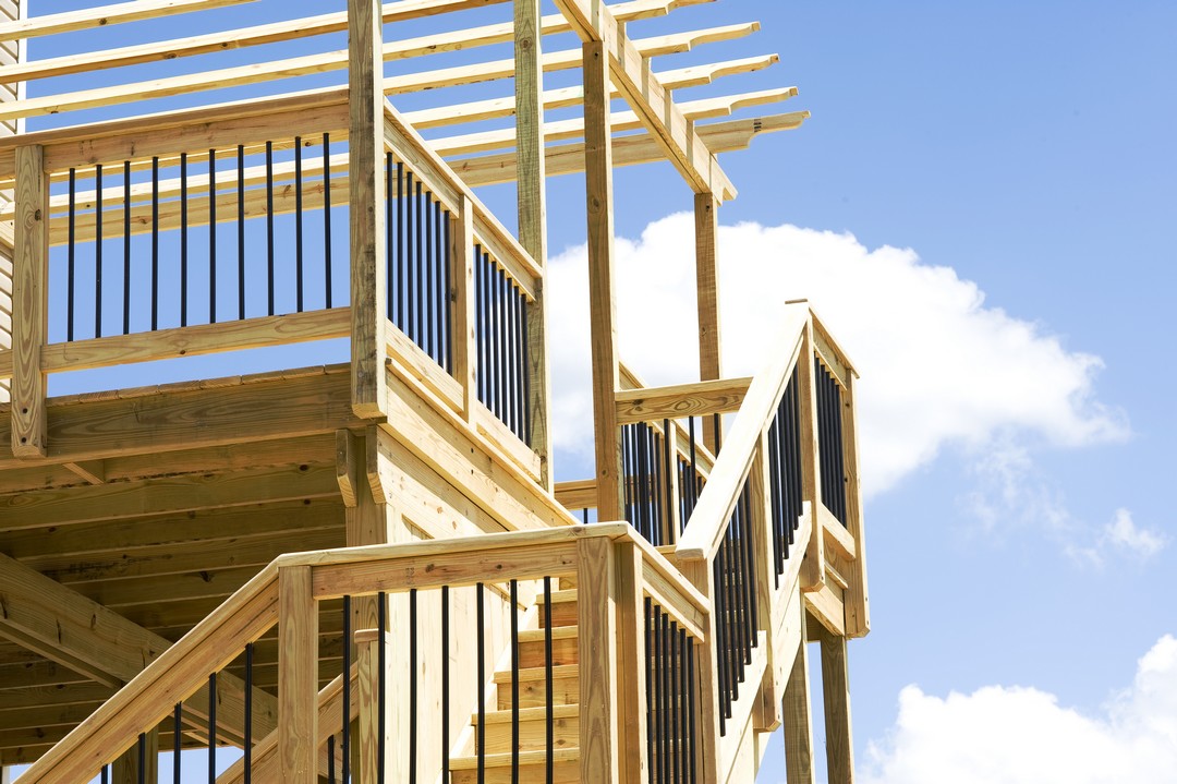 Un escalier extérieur en bois.