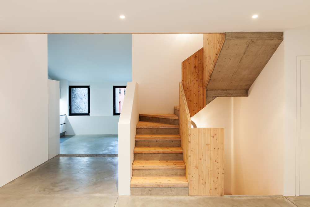 Des escaliers en bois brut, dans un intérieur design.