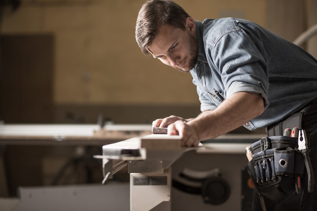 Un homme en train de faire du bricolage.