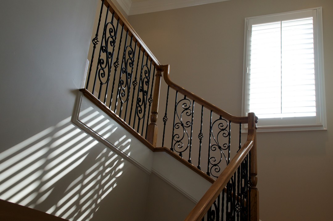 Un escalier éclairé par une fenêtre.