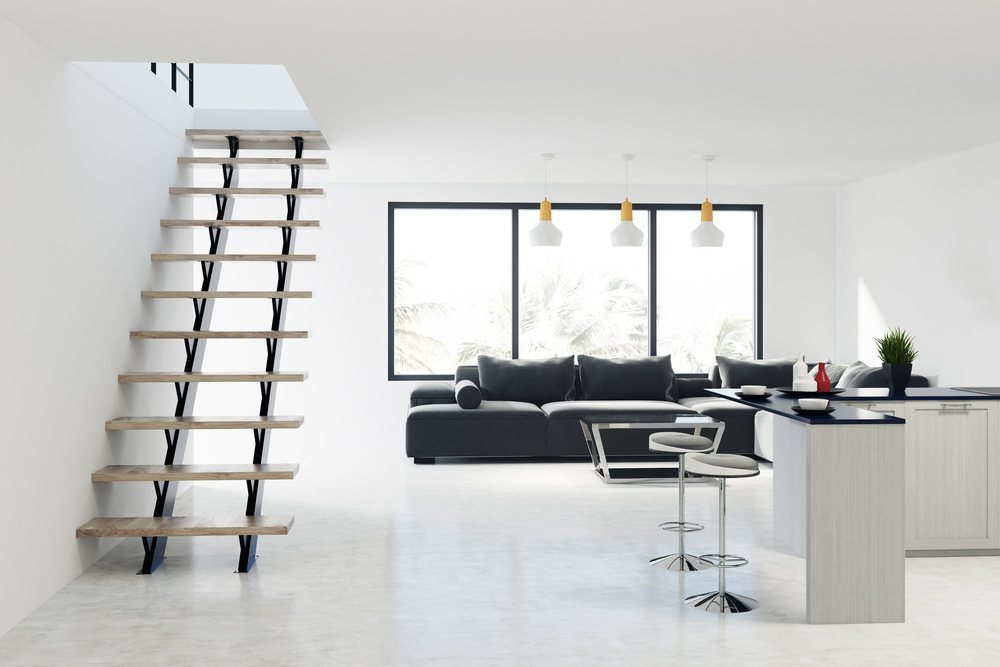 Escalier dans un intérieur blanc.