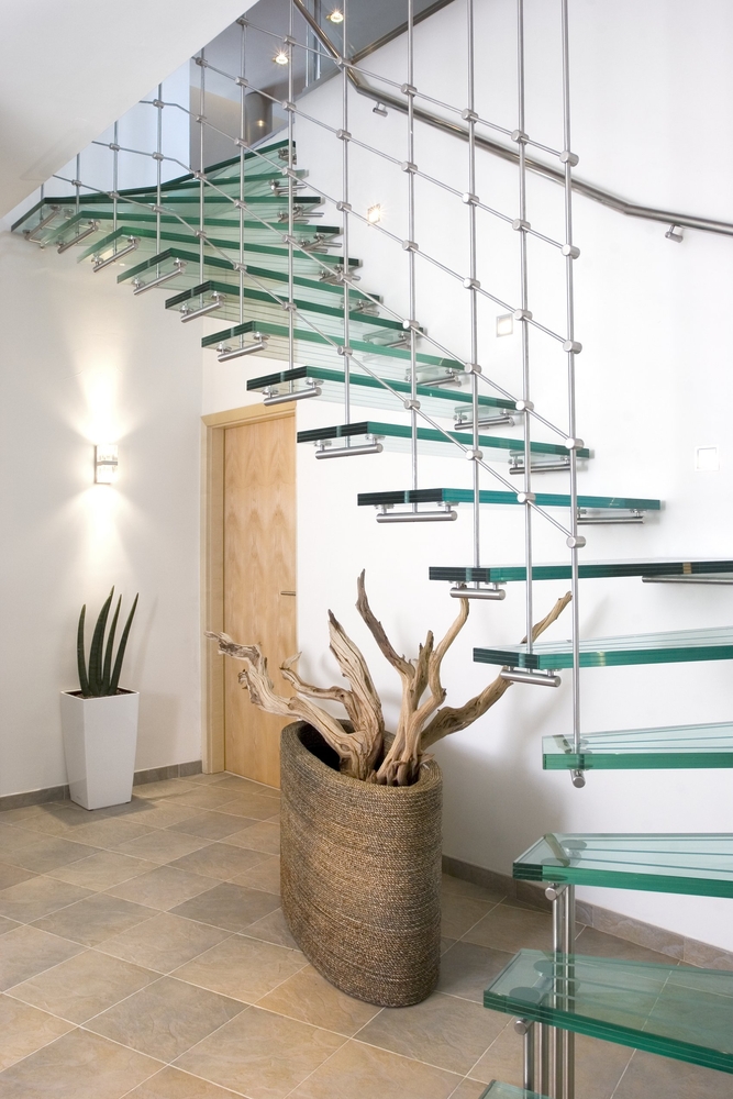 Escalier en verre dans un salon.