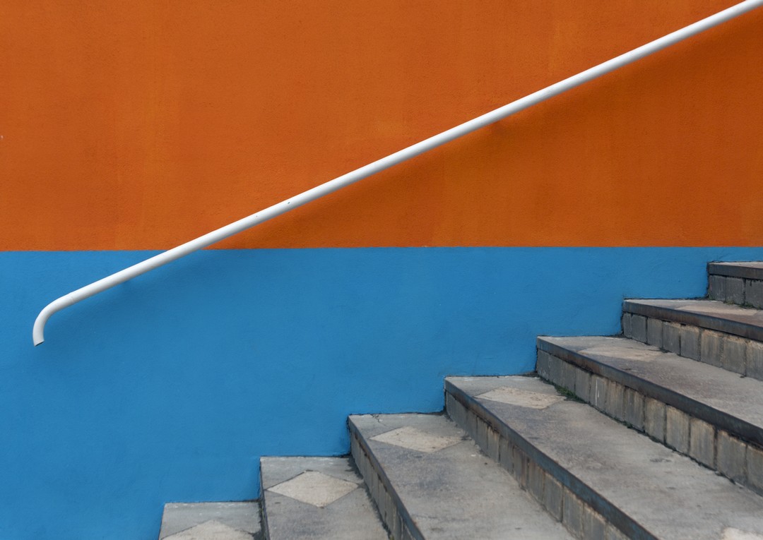 Mur bicolore avec des escaliers en pierre.